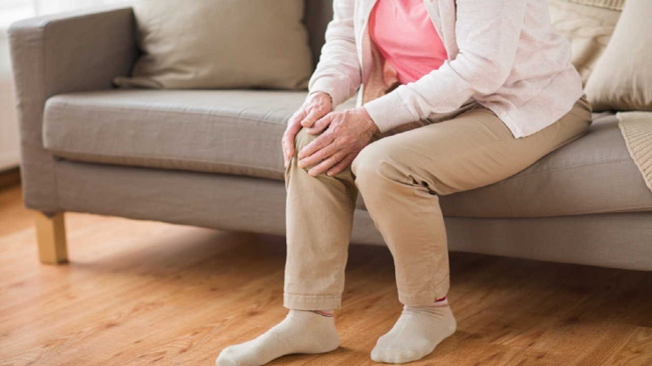 추워지면 더 아픈 무릎 관절염… 치료법은?